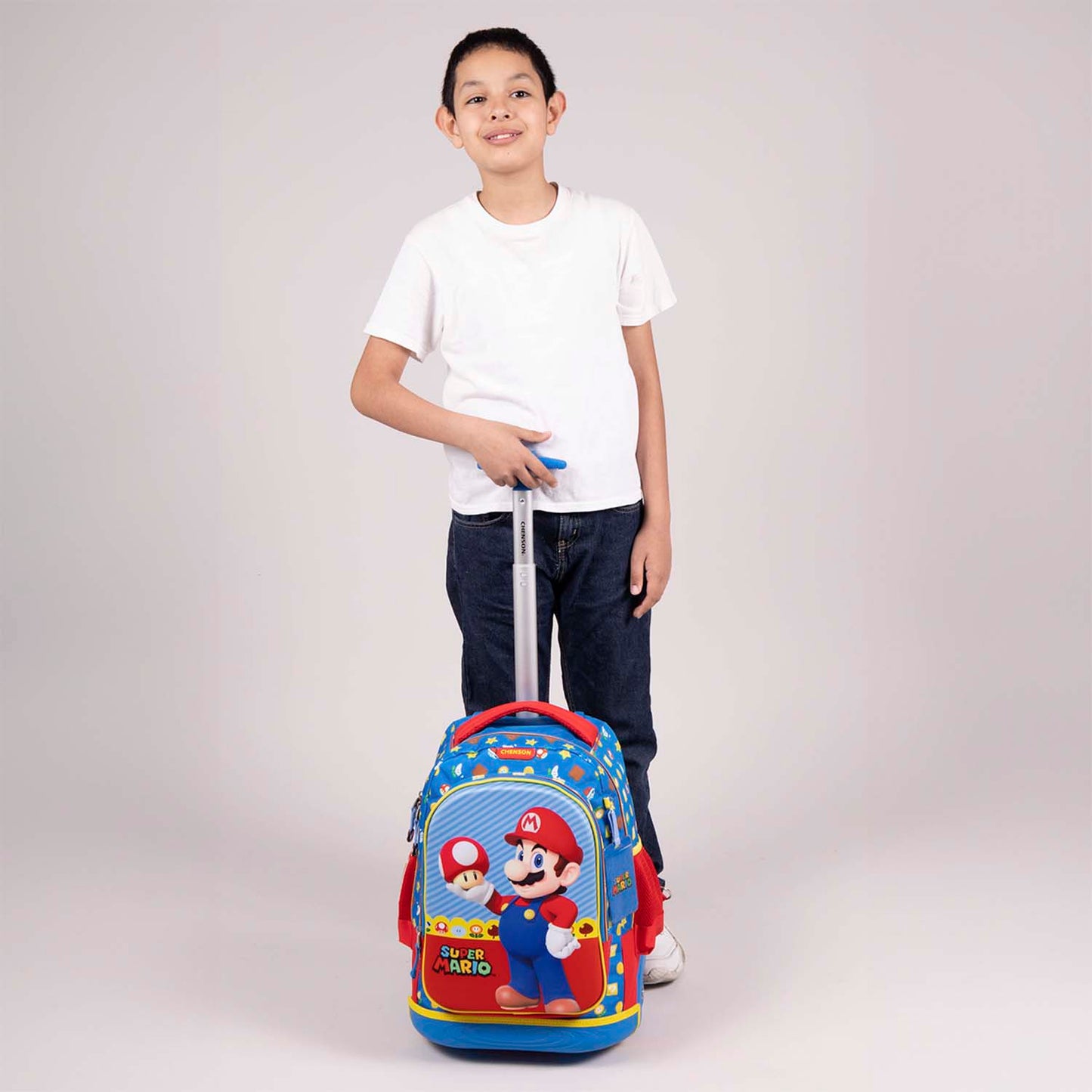 Mochila Chenson Super Mario Bros modelo MUSH con RUEDAS color rojo con azul y amarillo